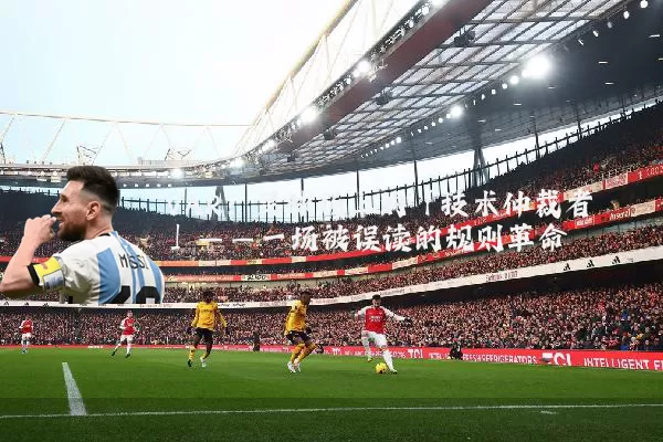 VAR:足球场上的「技术仲裁者」——一场被误读的规则革命